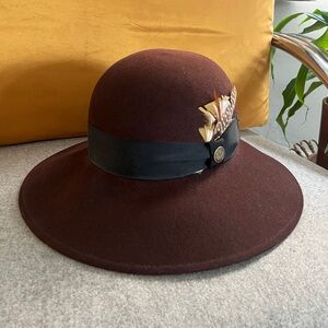 Goorin Bros. Corrine wool hat w/feather accents. NWT. Never worn. One size